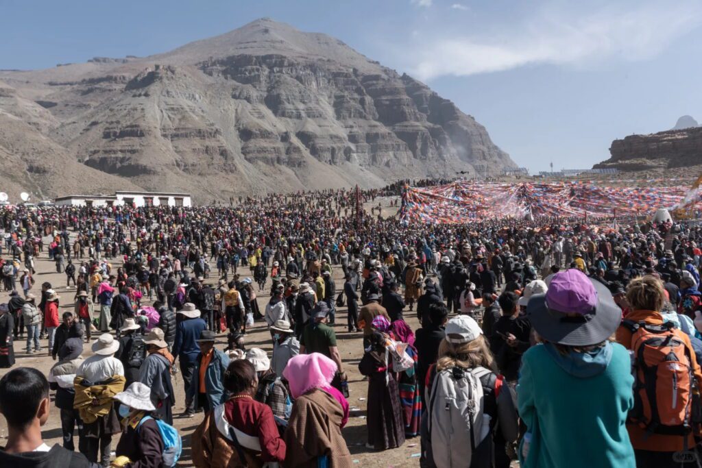 薩嘎達瓦節|藏地最殊勝的祈願月,轉山轉寺祈福介紹 - CITS China International Travel Service 薩嘎達瓦節當地轉山的人潮