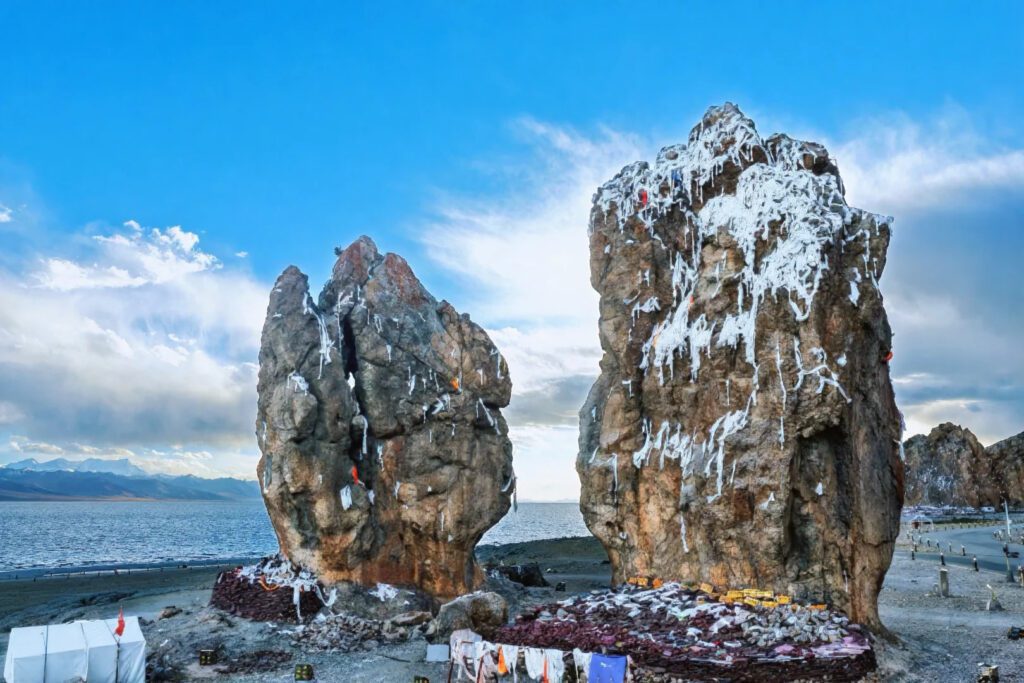 納木錯 གནམ་མཚོ་|西藏三大聖湖之一・西藏景點介紹 - CITS China International Travel Service 合掌石