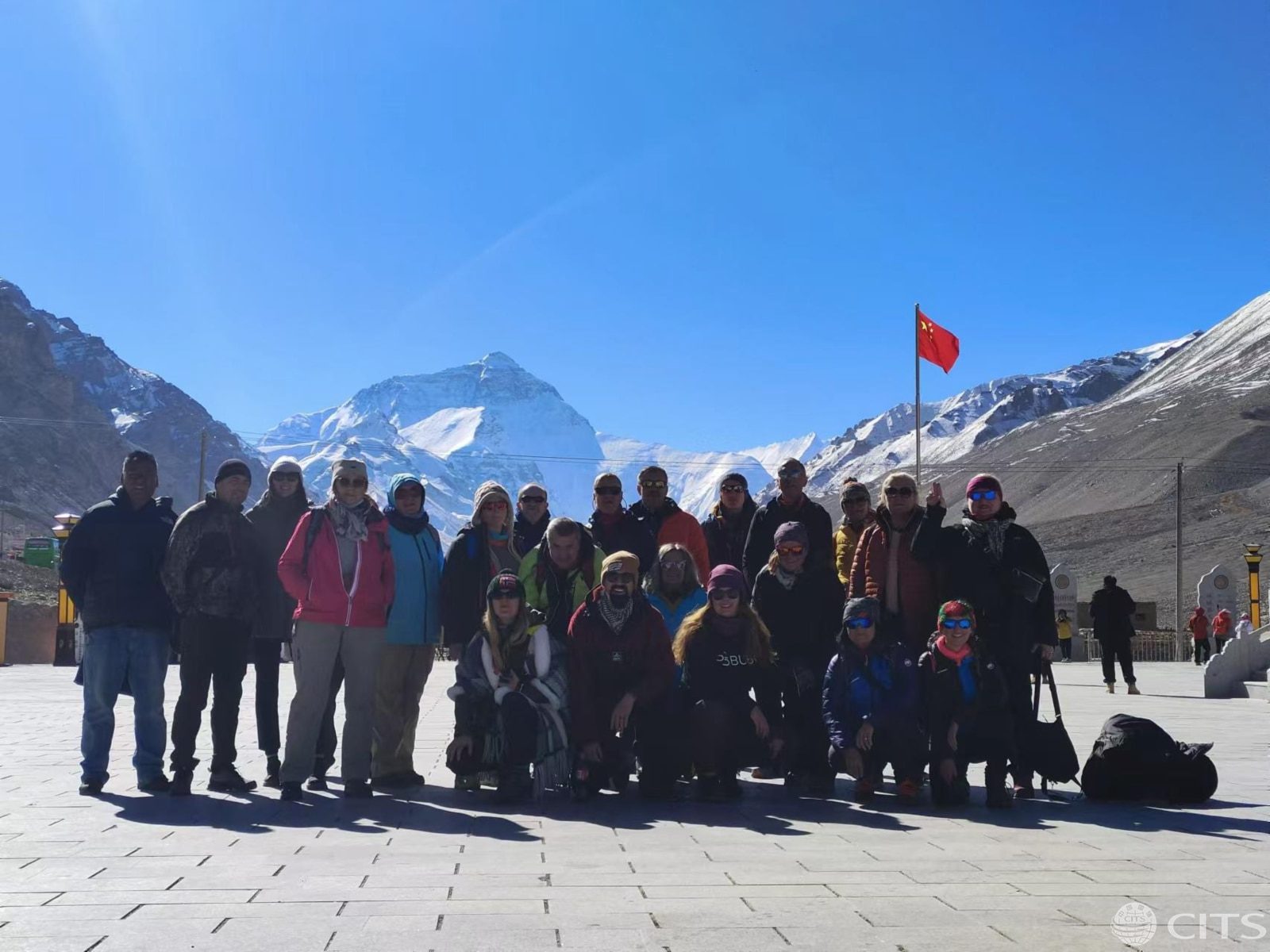 美國旅客到西藏旅遊2026中國國旅環球CITS的客人在珠峰大本營下留影