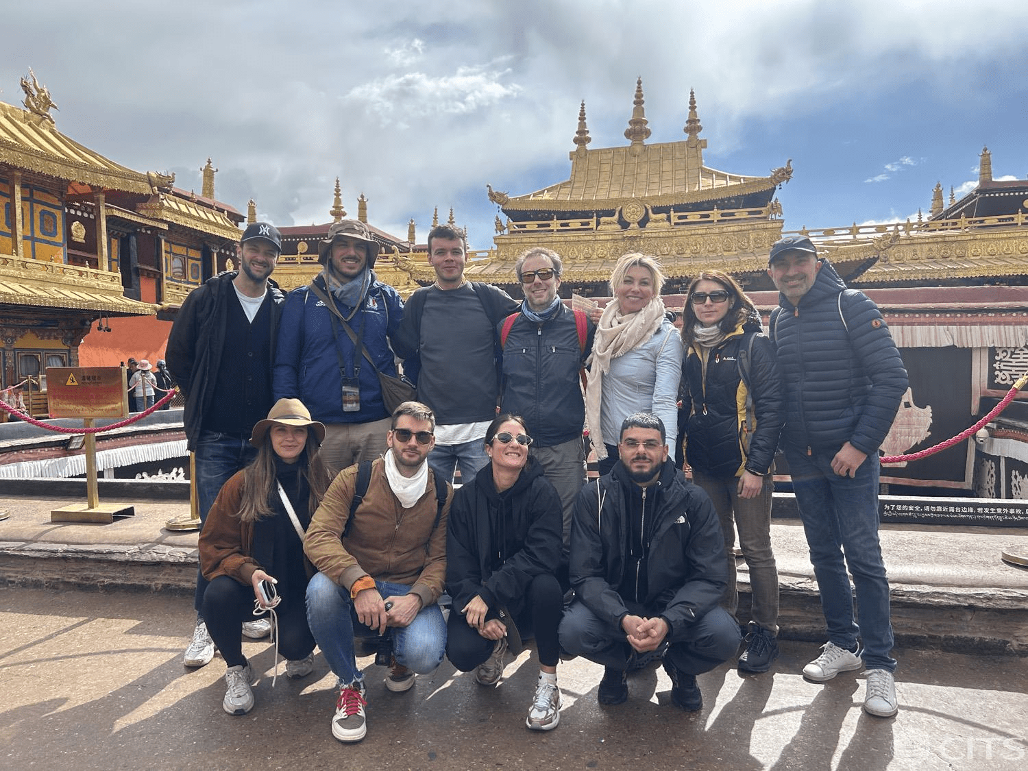 旅客在拉薩大昭寺前合影-西藏跟團旅遊實景 | China2Go CITS