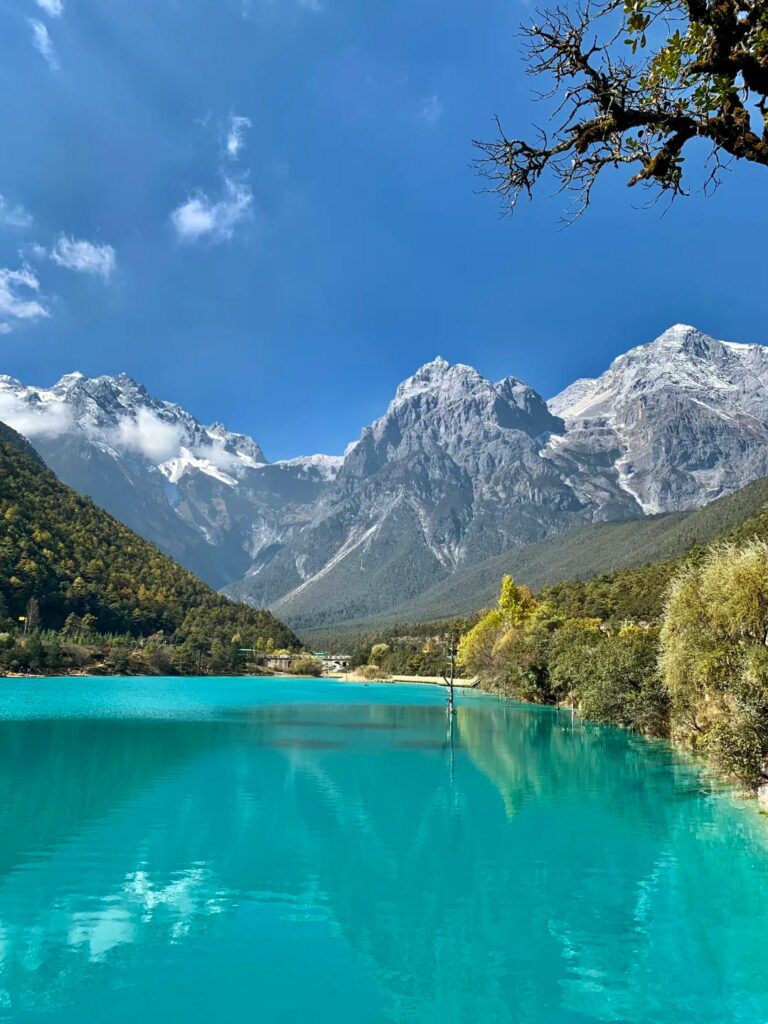 藍月谷:湖水如藍寶石,層次分明超好拍。