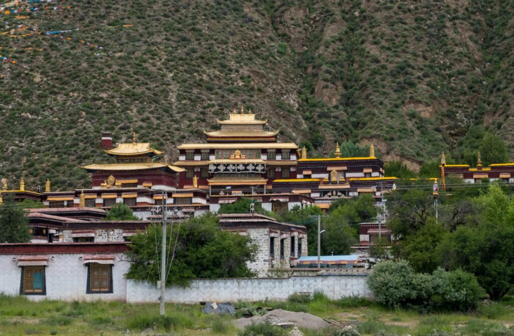 熱拉雍仲林寺景點介紹