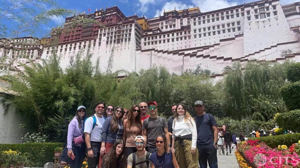 西藏隨團醫師大揭秘:貼心服務還是另一種套路? - CITS China International Travel Service 拉薩CITS中國國旅導遊給外國人拍照