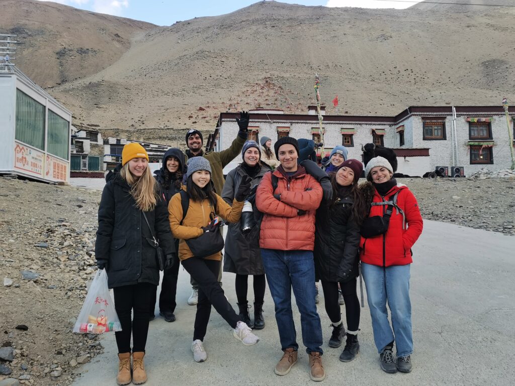 西藏隨團醫師大揭秘:貼心服務還是另一種套路? - CITS China International Travel Service 在高原旅途中,專業導遊與透明保險比「隨團醫師」更可靠。
祝每位旅人都能安全、自在地探索西藏。