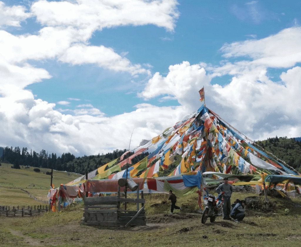 魯朗小鎮又可以騎馬又有經幡