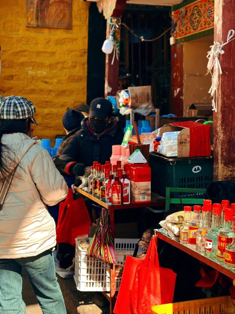 扎基寺門口賣白酒常見供品(門口有販售)