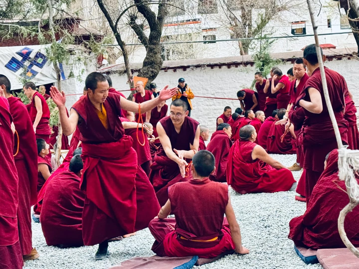 色拉寺辯經現場看很震撼