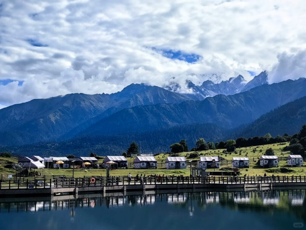 魯朗小鎮的旁邊小屋