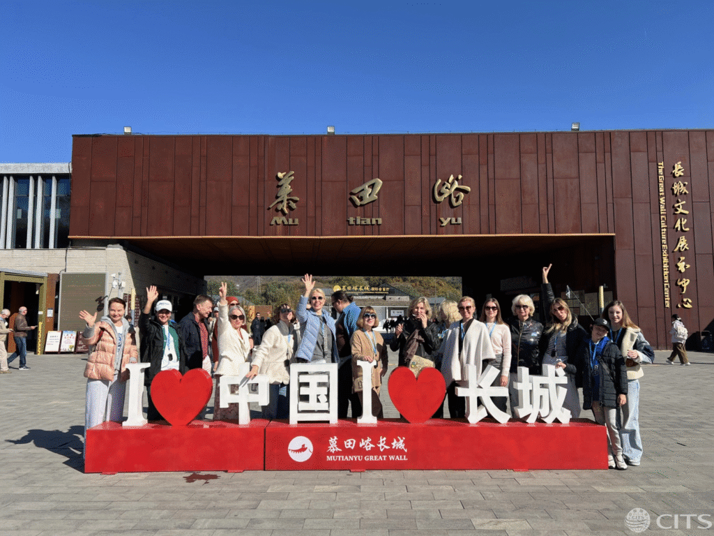 美國人去西藏旅遊|2026 最新規定 + CITS 組合式進藏全攻略 - CITS China International Travel Service The Great Wall of Beijing is a popular tourist destination.