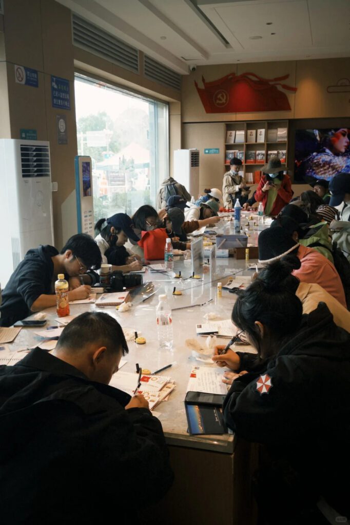 天上西藏郵局 ལྷ་ས་སྦྲག་ཁང་|拉薩.西藏景點介紹-寄回家的回憶 - CITS China International Travel Service 西藏郵局好多人寫明信片喔