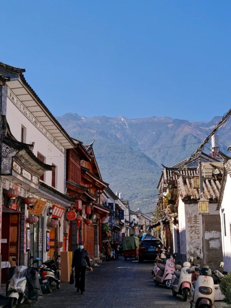 大理古城街道風景,傳統白族建築與遠方蒼山背景,雲南旅遊景點