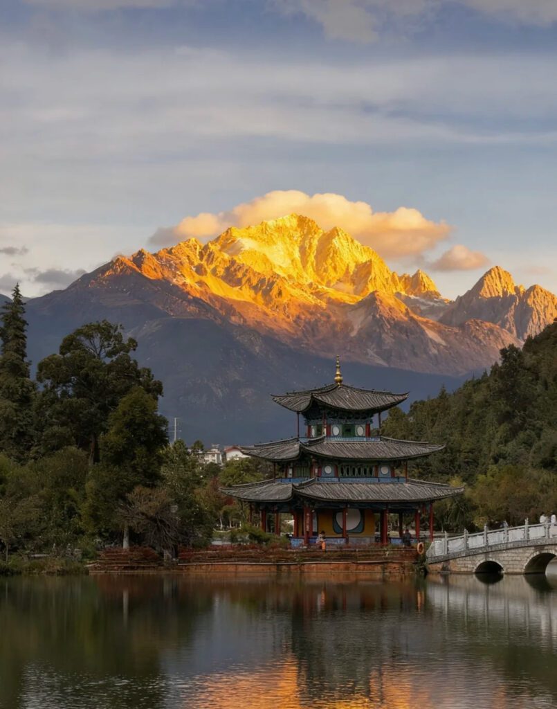 麗江黑龍潭公園與玉龍雪山日照金山倒影,古建築與雪山景觀,雲南旅遊景點