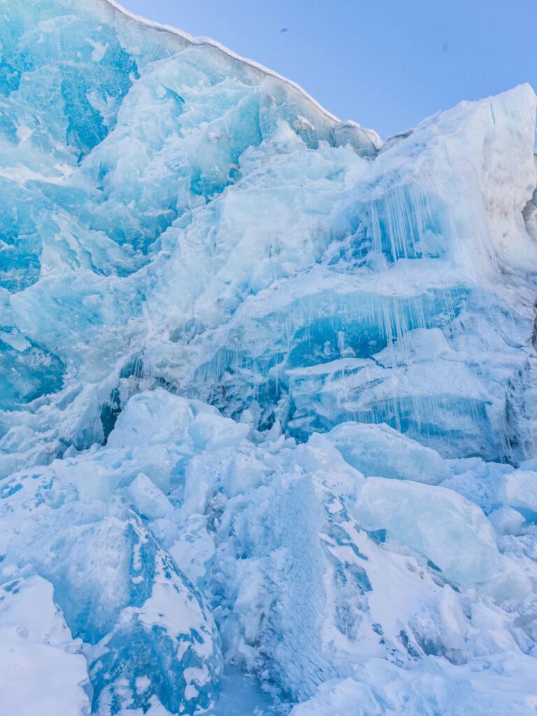 西藏来古冰川蓝冰洞与冰川群景观，然乌湖附近著名冰川