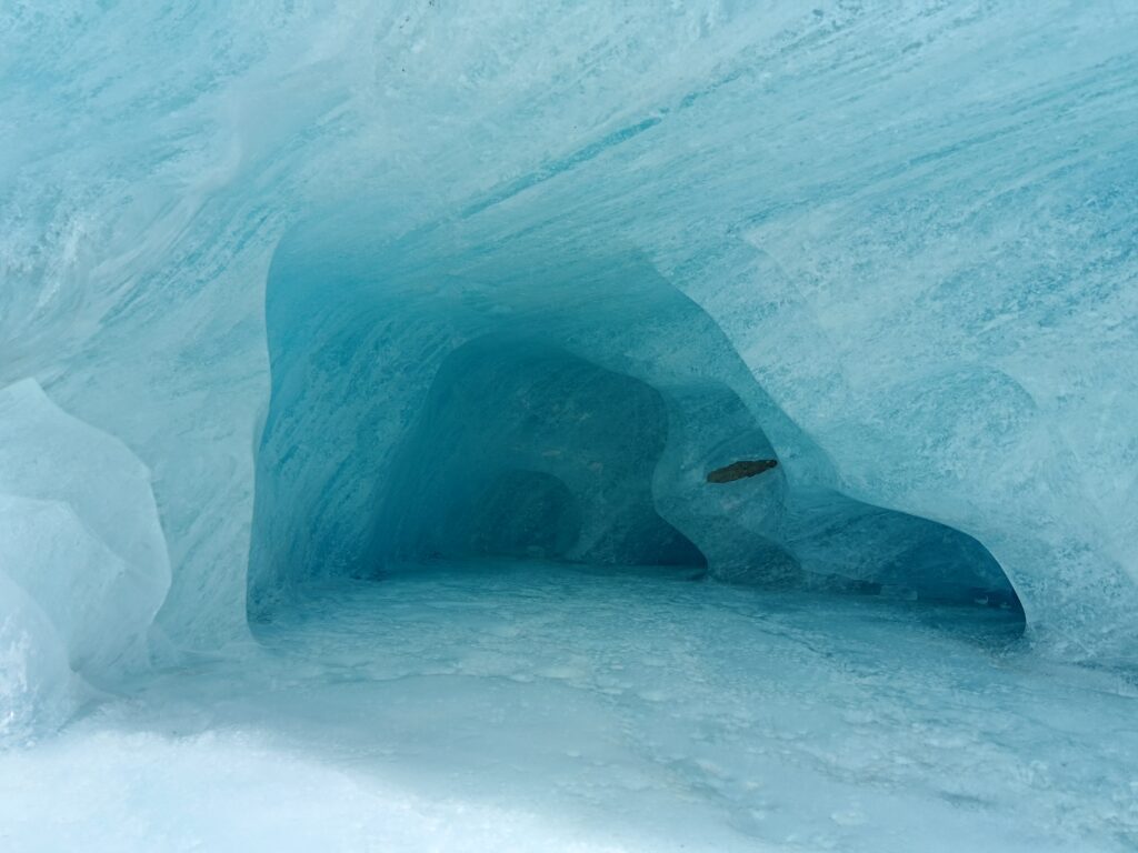 冬季西藏冰川景觀，藍冰洞與冰瀑形成壯觀的高原冰川景色