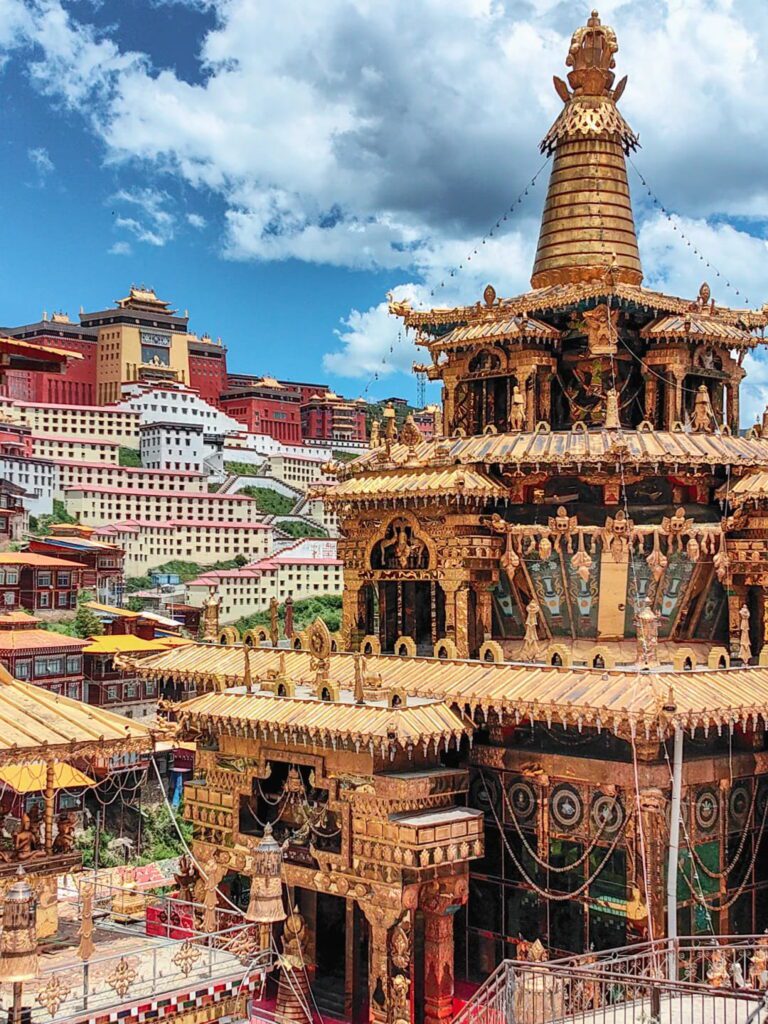 巴塘長青春科爾寺金頂殿宇與紅色寺院建築群,四川甘孜藏區格魯派寺院