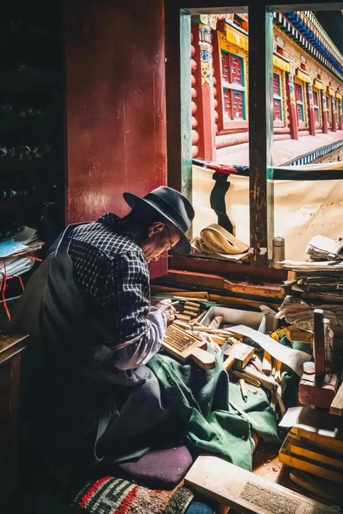 德格印經院工匠專注雕刻木版經文,四川甘孜藏族傳統雕版印刷技藝