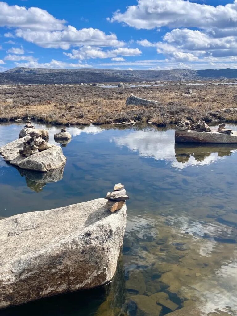海子山自然保護區高原冰蝕湖泊與瑪尼石堆，四川稻城川西藏區