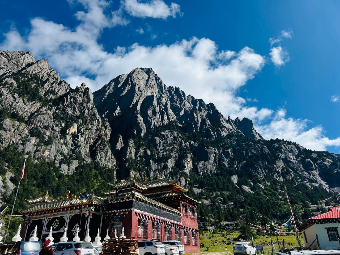 稻城亞丁沖古寺藏式寺院建築與花崗岩峭壁,四川甘孜川西藏區