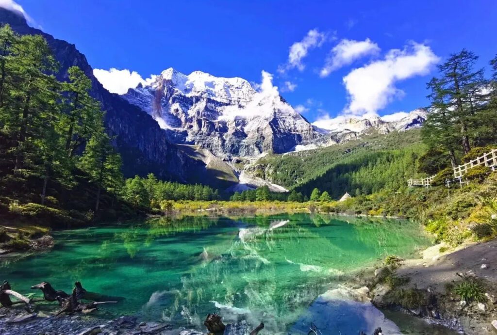 稻城亞丁珍珠海翠綠湖面倒映仙乃日雪峰,四川甘孜川西藏區