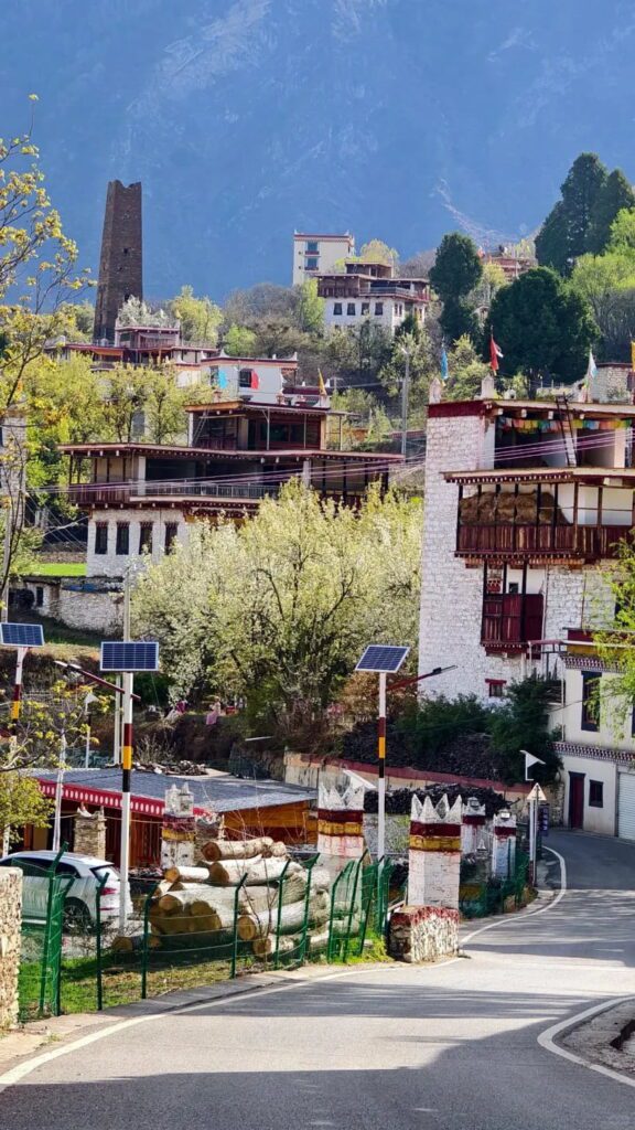 爐霍中路藏寨嘉絨藏族石砌碉樓與傳統民居依山而建,四川甘孜川西