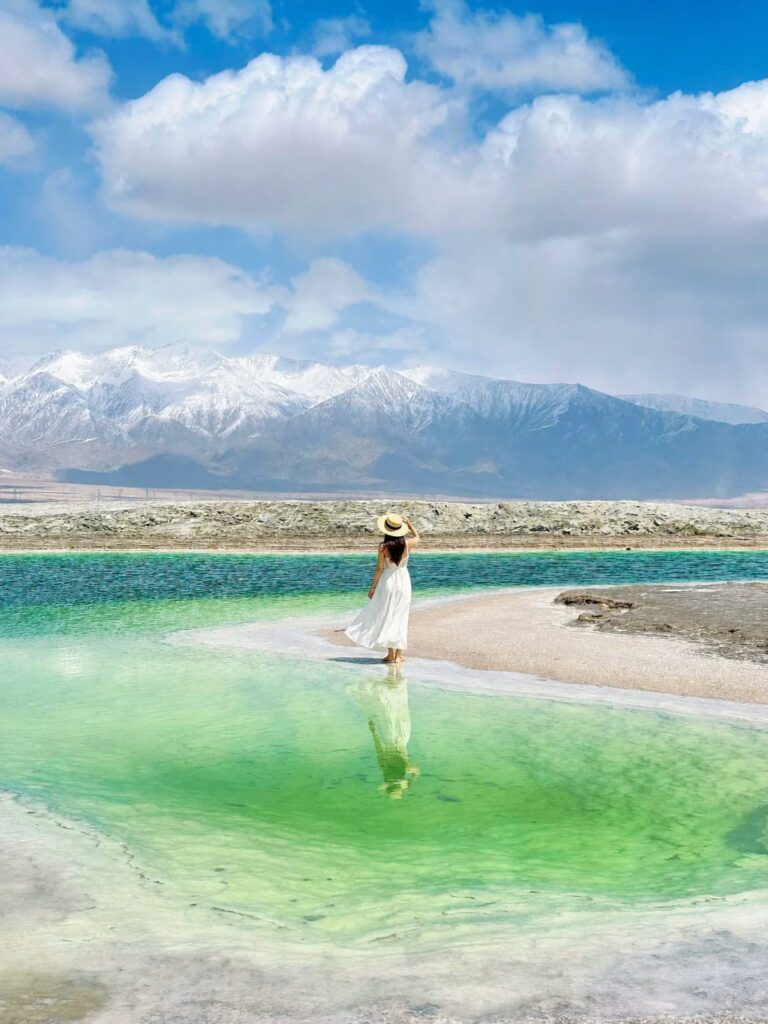 大柴旦翡翠湖翡翠綠湖水白色鹽晶湖岸與祁連雪山,青海柴達木盆地大西北景觀