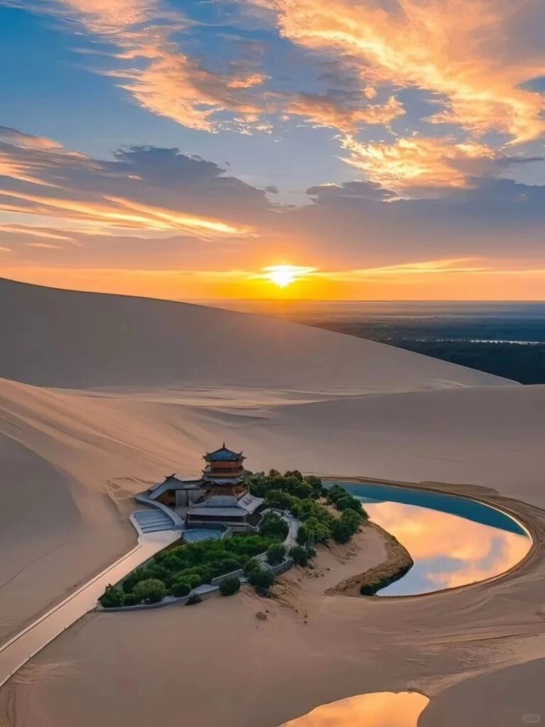 敦煌鳴沙山沙丘稜線與月牙泉綠洲晨光對景,甘肅絲路沙漠奇觀