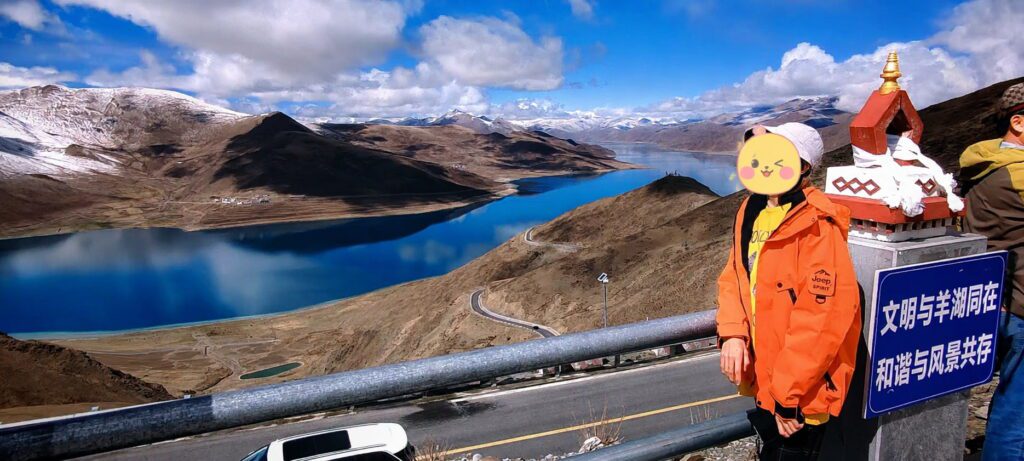 2026 西藏旅行社怎麼選?5 個關鍵問題避開踩雷|CITS - CITS China International Travel Service 國旅環球的客人在西藏的羊胡拍照,因為人少所以可以去到不同的觀景台