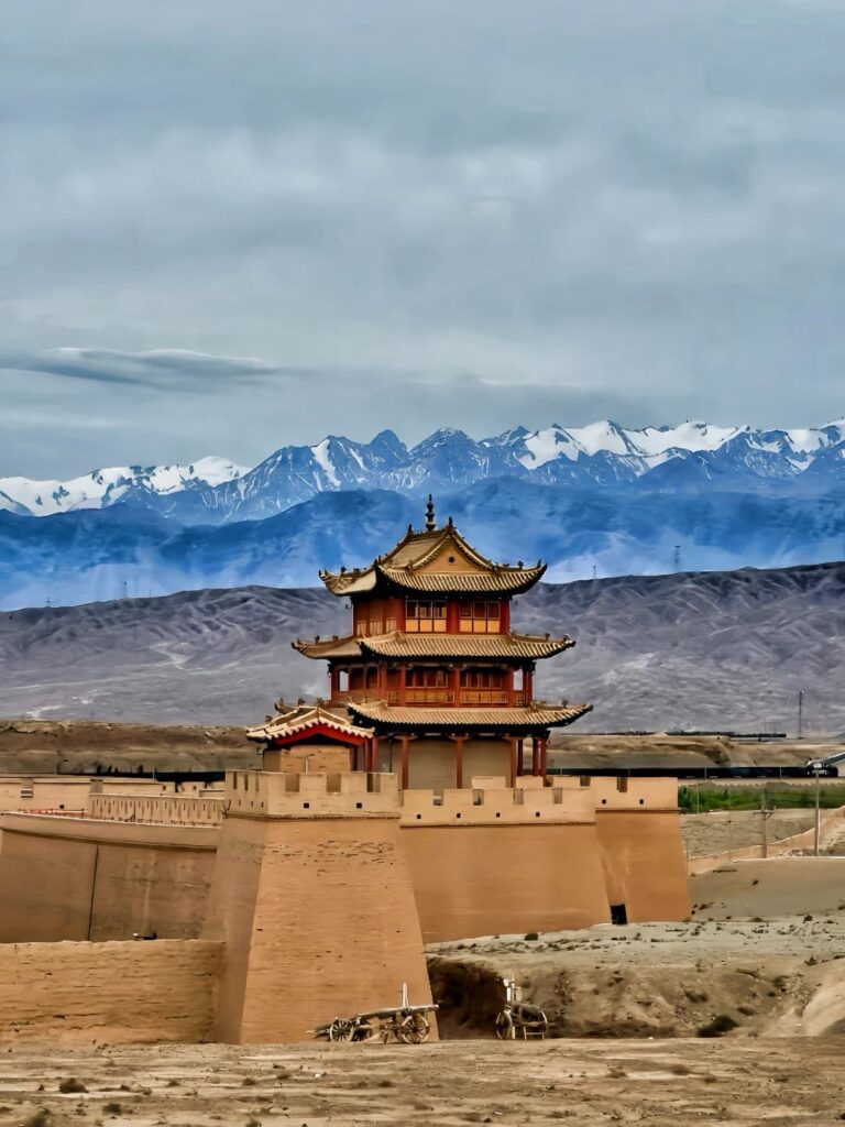 青甘大環線旅行團玩10日|西寧出發深度秘境全攻略 - CITS China International Travel Service 嘉峪關關城|天下第一雄關明代長城與雪山背景