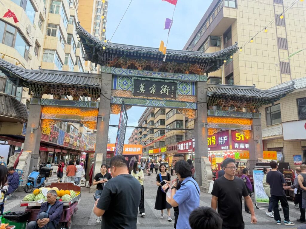 西寧莫家街牌樓入口街景,飯店步行可達美食街|青甘大環線10日 China2Go
