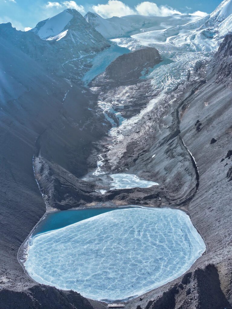 恰央措|西藏山南・冬季遊西藏冰湖景點介紹 - CITS China International Travel Service 西藏恰央措空拍全景,姜桑拉姆冰川融水匯入湖面結成透明藍冰