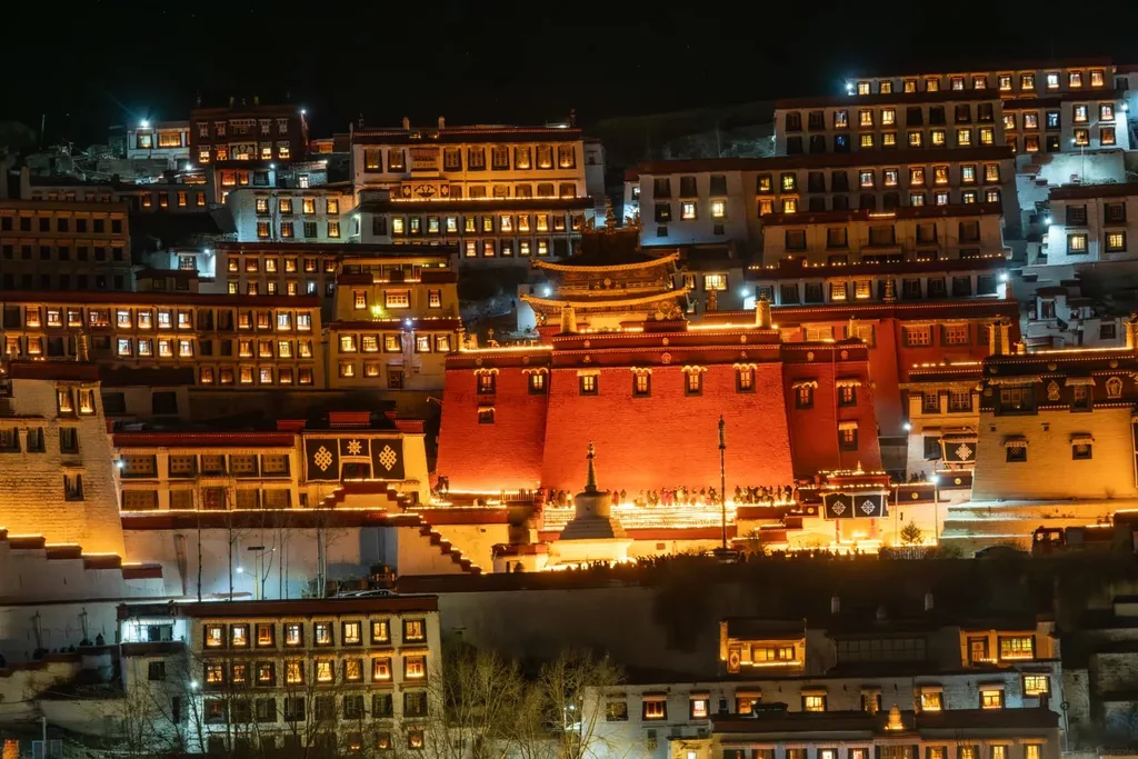 西藏燃燈節 2026|日期、由來與冬遊西藏點燈路線 - CITS China International Travel Service 西藏燃燈節甘丹寺全景夜景,山城每扇窗和屋簷都點滿酥油燈