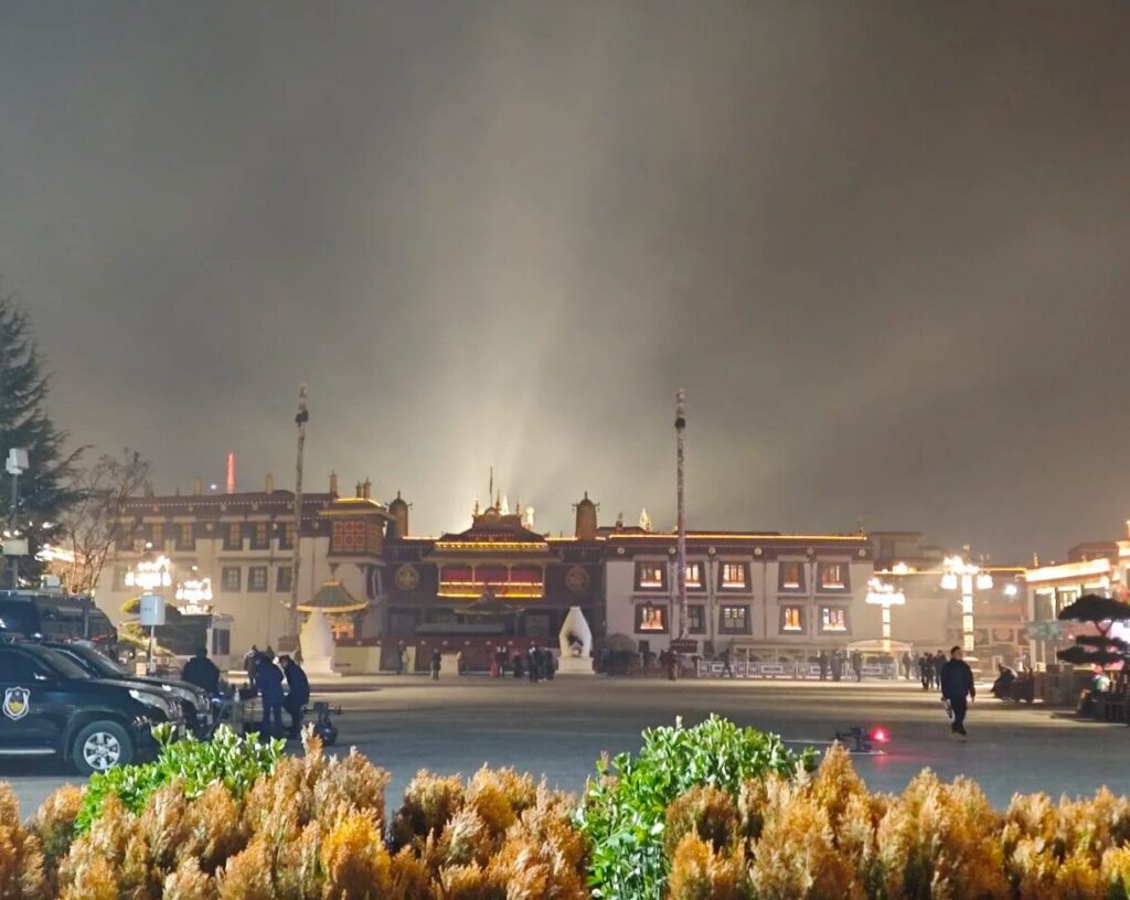 西藏燃燈節 2026|日期、由來與冬遊西藏點燈路線 - CITS China International Travel Service 西藏燃燈節大昭寺廣場夜景,金頂上方煙霧中透出燈光