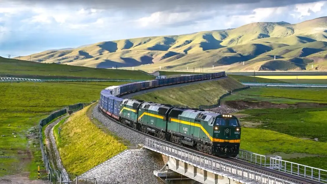 An Overview of the Qinghai-Tibet Railway Across the Plateau