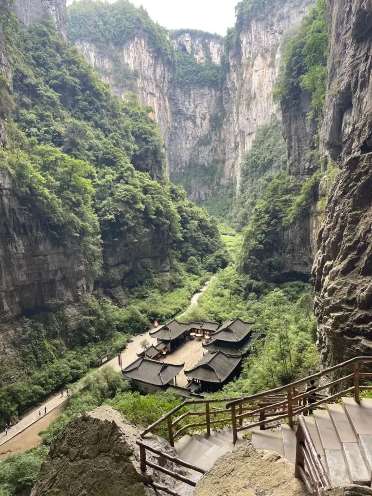 天生三橋:全球罕見的天然石拱群,橋高谷深,氣象萬千。