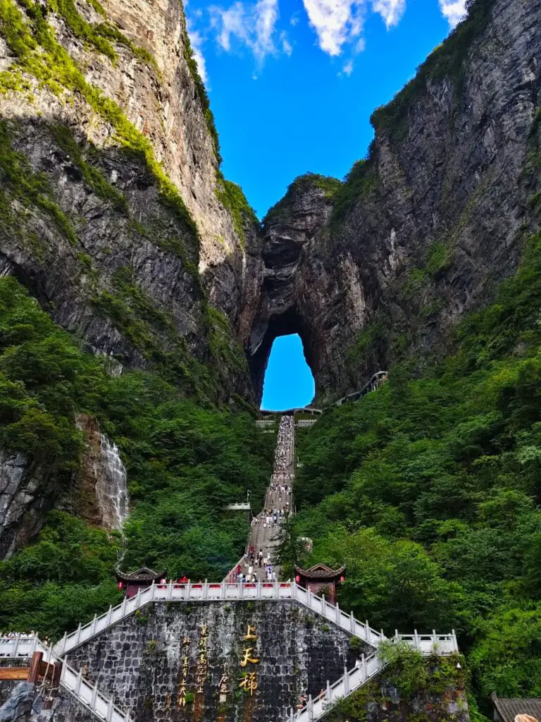 天門洞:世界最高天然穿山溶洞,被譽為「通天之道」。