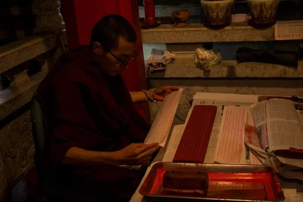 熱拉雍仲林寺景點介紹|西藏四大苯教寺廟之一‧日喀則南木林祕境|國旅環球-China2Go 熱拉雍仲林寺內的經文