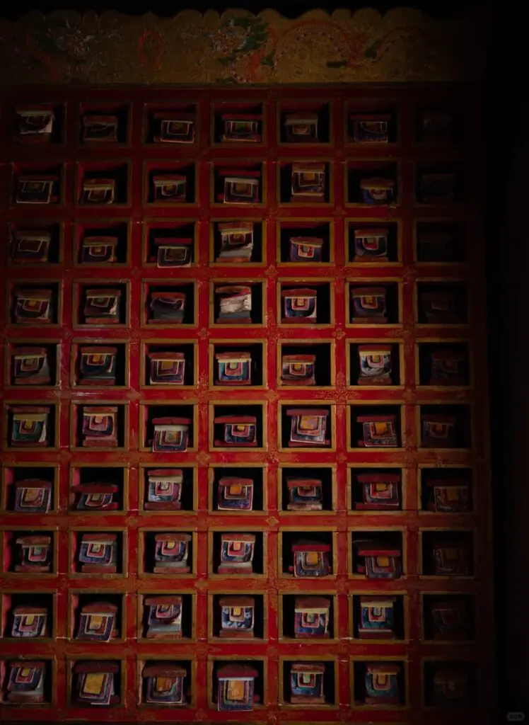 熱拉雍仲林寺景點介紹|西藏四大苯教寺廟之一‧日喀則南木林祕境|國旅環球-China2Go 熱拉雍仲林寺內的經文22