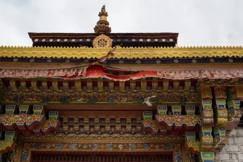 熱拉雍仲林寺景點介紹|西藏四大苯教寺廟之一‧日喀則南木林祕境|國旅環球-China2Go 熱拉雍仲林寺屋頂