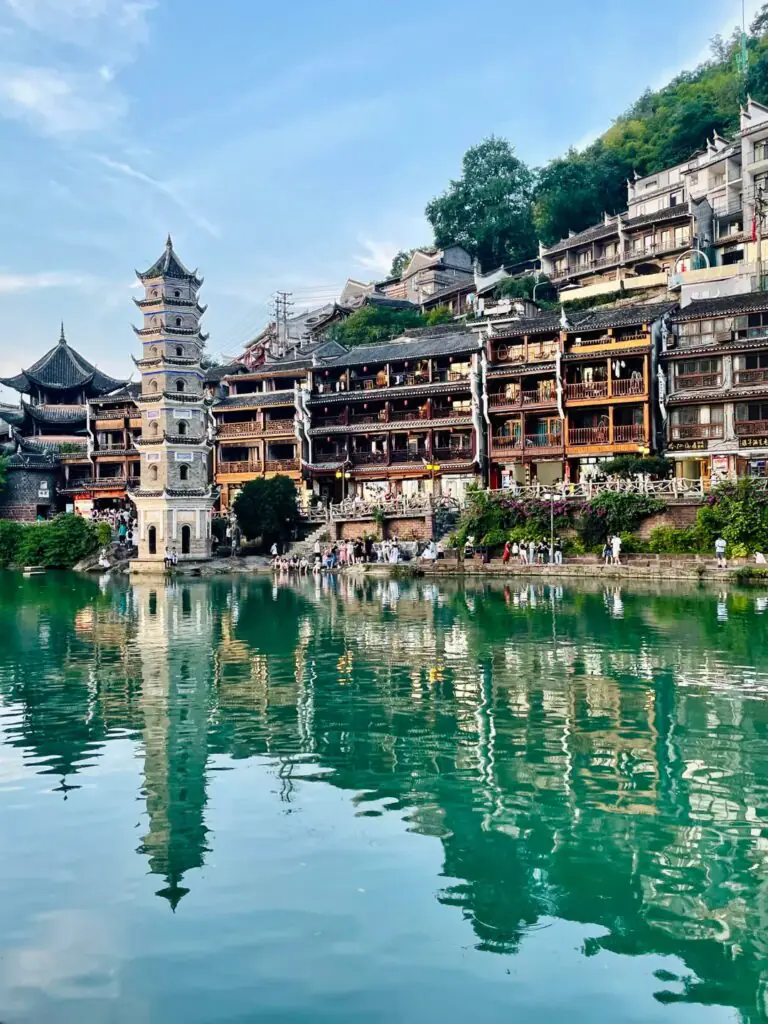鳳凰古城建築風貌是青石板街、虹橋古樑,吊腳樓依水而立