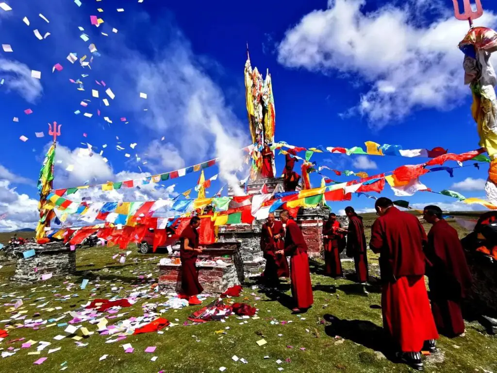 薩嘎達瓦節|藏地最殊勝的祈願月,轉山轉寺祈福介紹|國旅環球-China2Go 薩嘎達瓦會看到當地很多喇嗎
