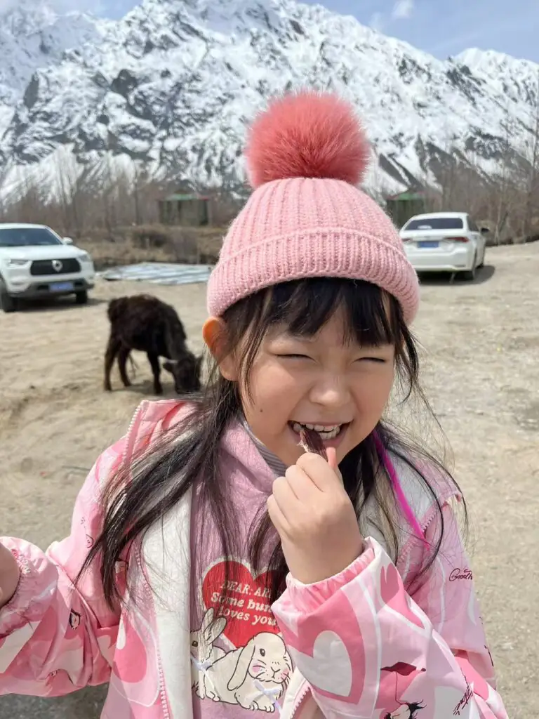 Inside Tibet: Tour Group Doctors—Thoughtful Service or Just Another Gimmick? | China2Go Tibet Tourism Trope Open - Guests Happy Without Trope