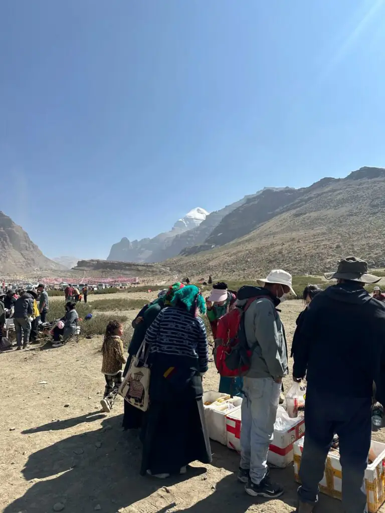 薩嘎達瓦節|藏地最殊勝的祈願月,轉山轉寺祈福介紹|國旅環球-China2Go 薩嘎節剛仁波奇轉山的人們非常虔誠