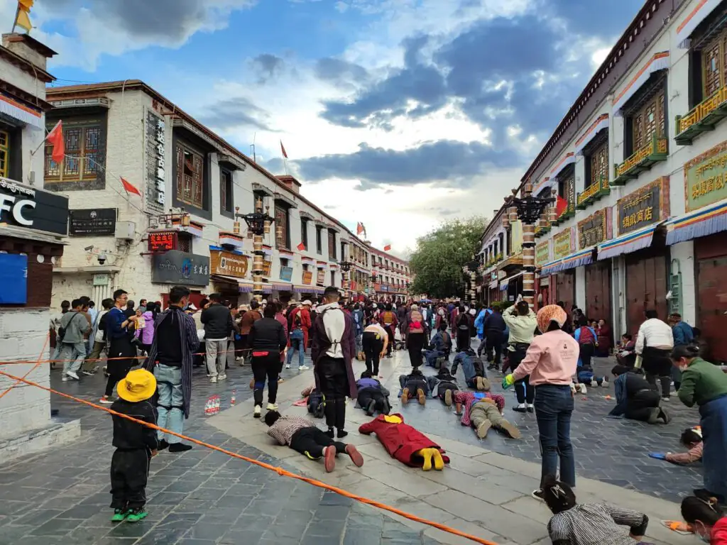 薩嘎達瓦節|藏地最殊勝的祈願月,轉山轉寺祈福介紹|國旅環球-China2Go 薩嘎達瓦節日朝聖的人們