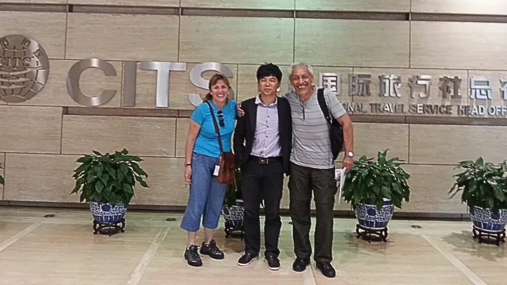 2027 西藏旅遊哪家旅行社最好?推薦 CITS中國國旅環球-China2Go|70年品牌信譽|國旅環球-China2Go CITS中國國旅總部大廳接待外國旅客合影