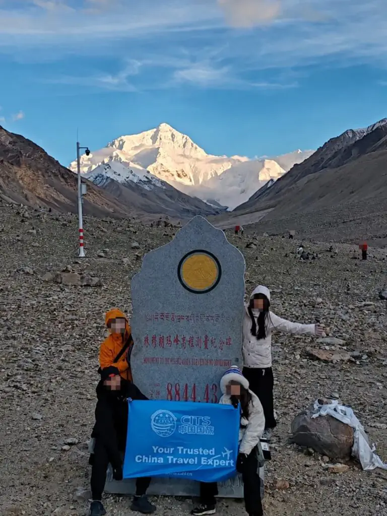 2027 西藏旅遊哪家旅行社最好?推薦 CITS中國國旅環球-China2Go|70年品牌信譽|國旅環球-China2Go 國旅環球西藏小團客人在珠峰大本營8844.43紀念碑前手持CITS旗幟合影