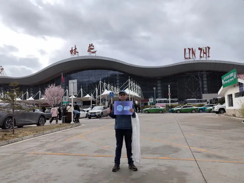 2027 西藏旅遊哪家旅行社最好?推薦 CITS中國國旅環球-China2Go|70年品牌信譽|國旅環球-China2Go 國旅環球-China2Go導遊在林芝米林機場舉牌接機