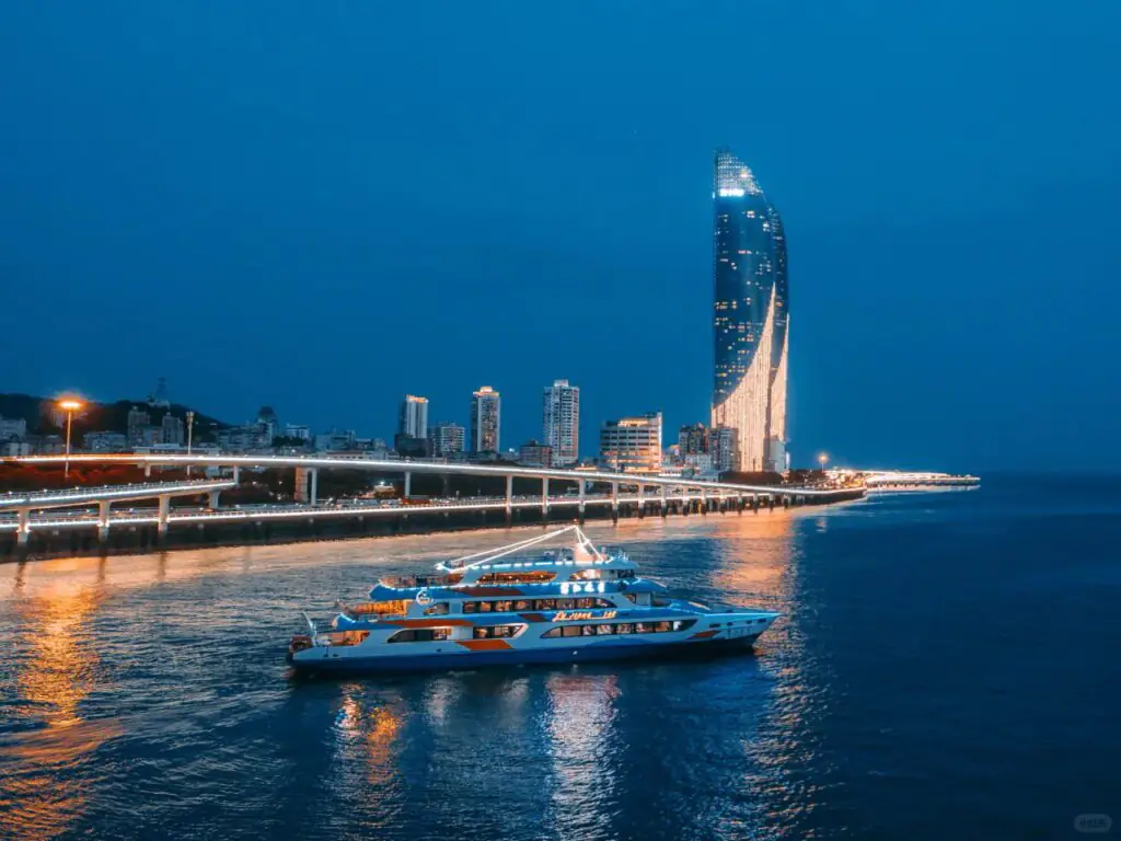 廈門旅遊攻略 2026|10大景點+行程規劃懶人包 - CITS China International Travel Service 鷺江夜遊|乘船欣賞兩岸燈