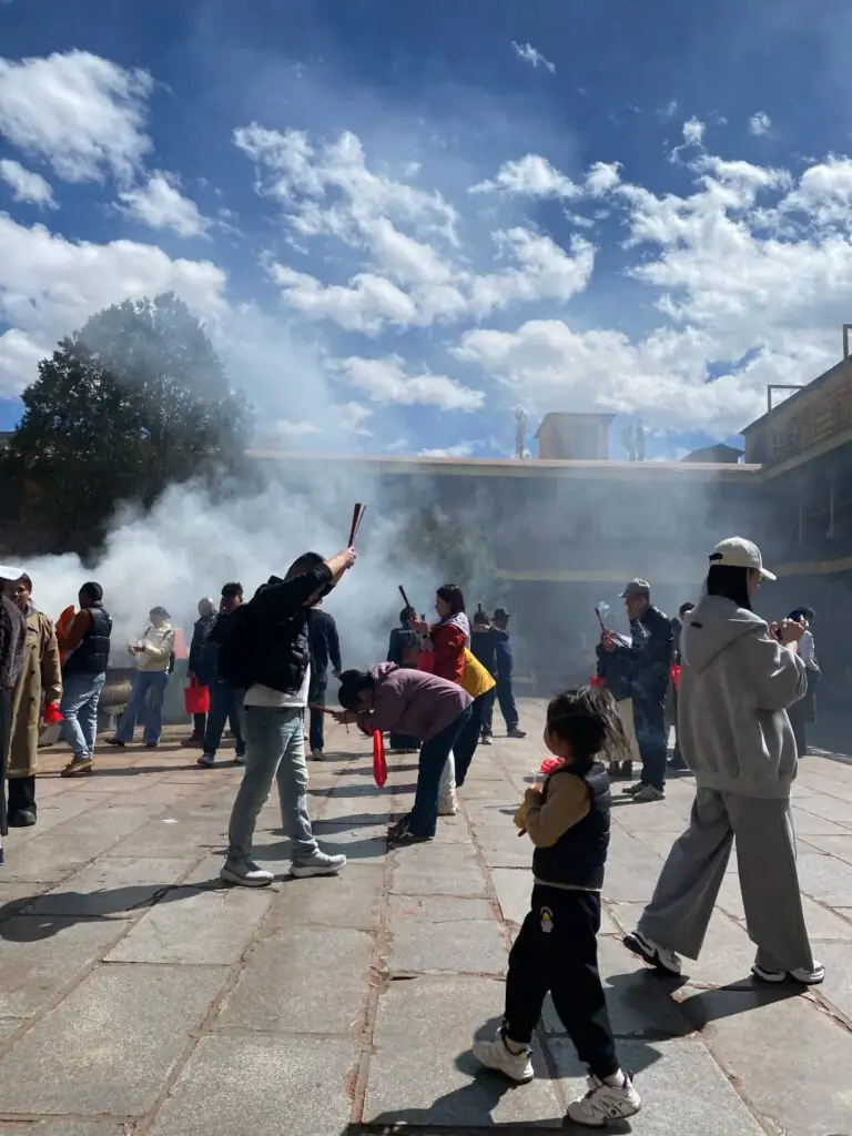 扎基寺 བྲ་སྐྱིས་དགོན་པ།扎基拉姆|拉薩・西藏景點介紹-藏地最靈驗的財神廟|國旅環球-China2Go 朝拜流程與供品(Worship and Offerings)