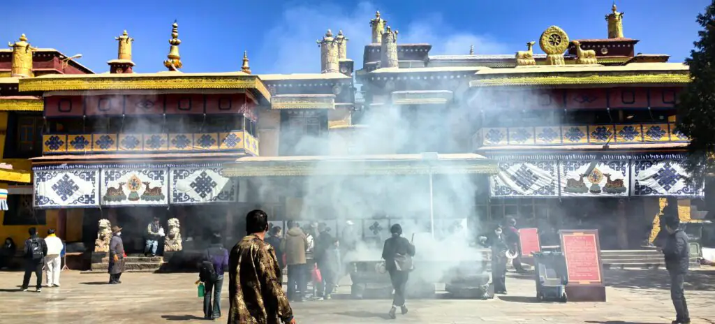 扎基寺 བྲ་སྐྱིས་དགོན་པ།扎基拉姆|拉薩・西藏景點介紹-藏地最靈驗的財神廟|國旅環球-China2Go 扎基寺建築特色(Architectural Features)