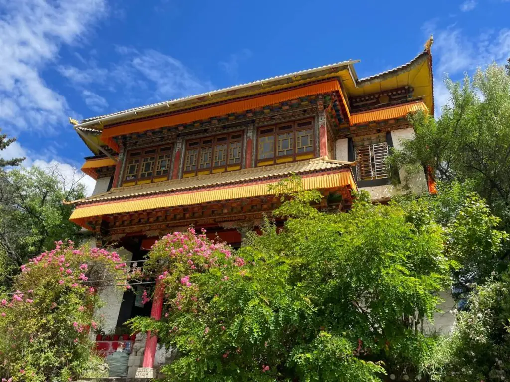Basong Co དཔའ་བསུས་མཚོ་ | Nyingchi, Tibet Attractions—A Paradise on Earth with a Temple in the Lake | China2Go Je Tsongjong Kumbum Monastery